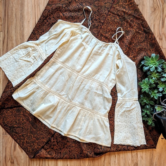 Earthbound bell sleeve cold shoulder top - Size M - Picture 3 of 5